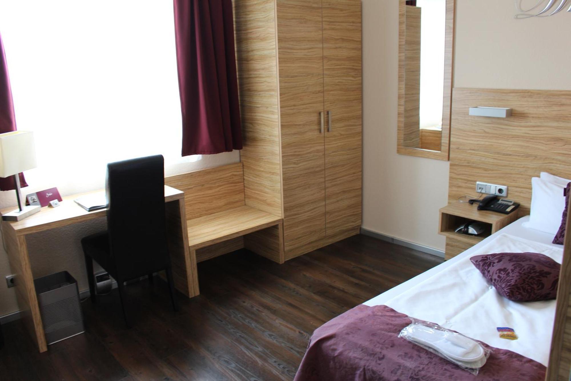 Hotel Bonjour Bad Soden am Taunus Rom bilde